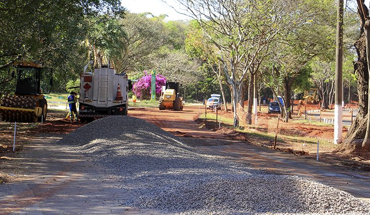 foto de obra sendo realizada nas ruas do parque dos poderes.