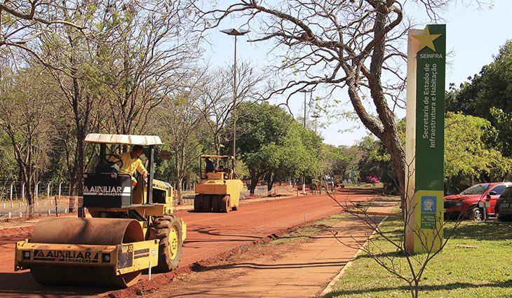 Foto da Avenida Desembargador José Nunes da Cunha com uma das pistas interditadas para obras.