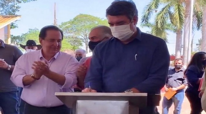 foto do governador Reinaldo Azambuja, o secretário estadual de Infraestrutura, Eduardo Riedel e o prefeito de Itaporã, Marcos Pacco.